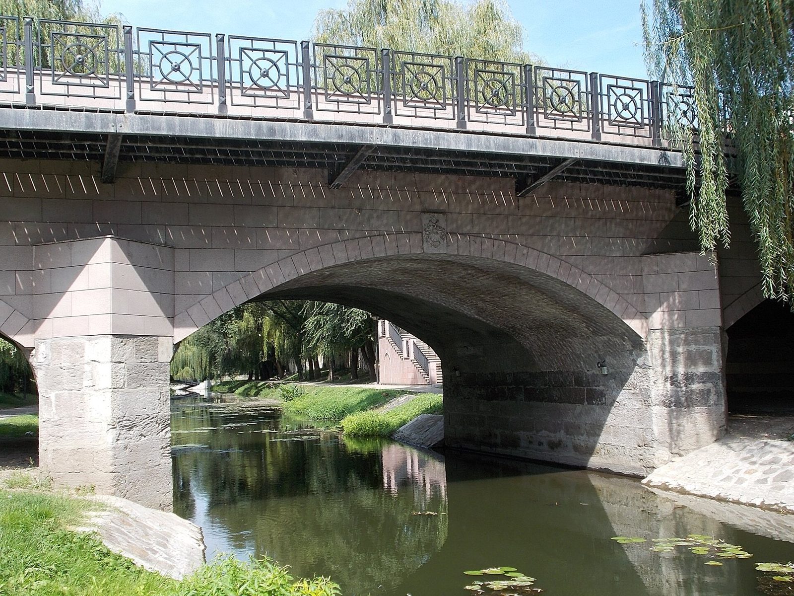 The Stone Bridge over the Zagyva in Jászberény, with willows along the river