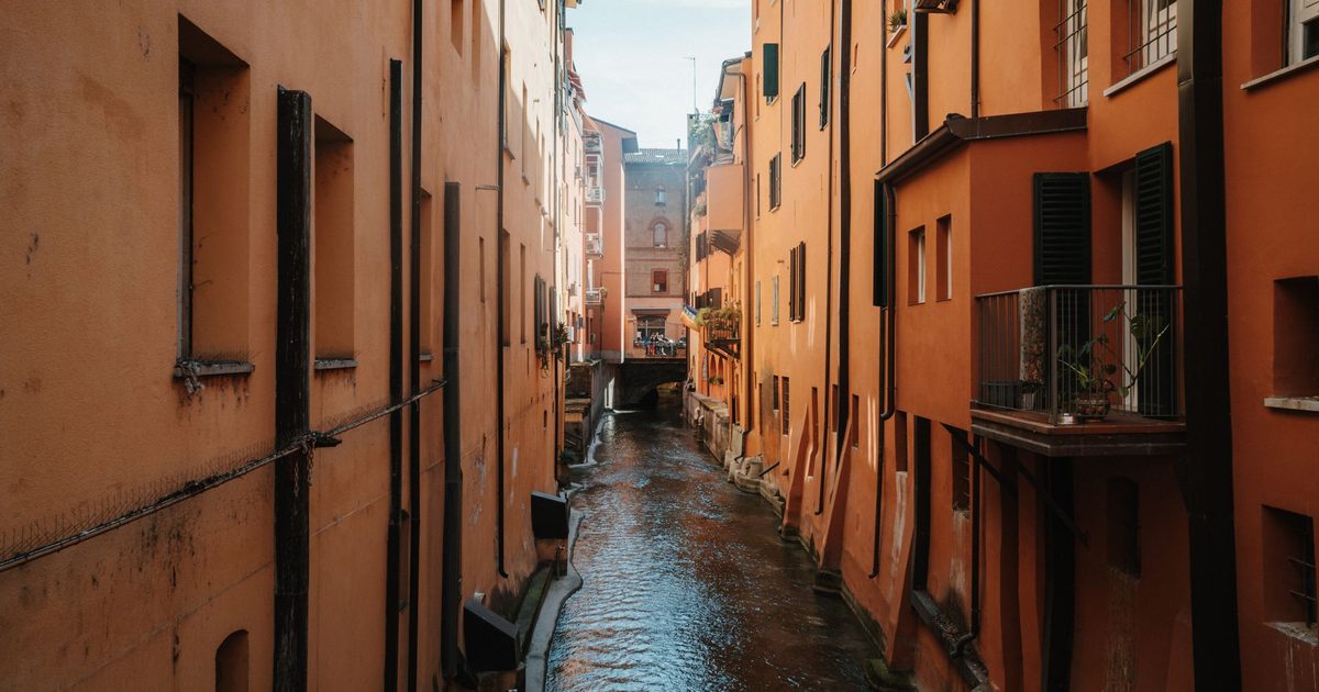 Bologna Canals and University Audio Walking Tour