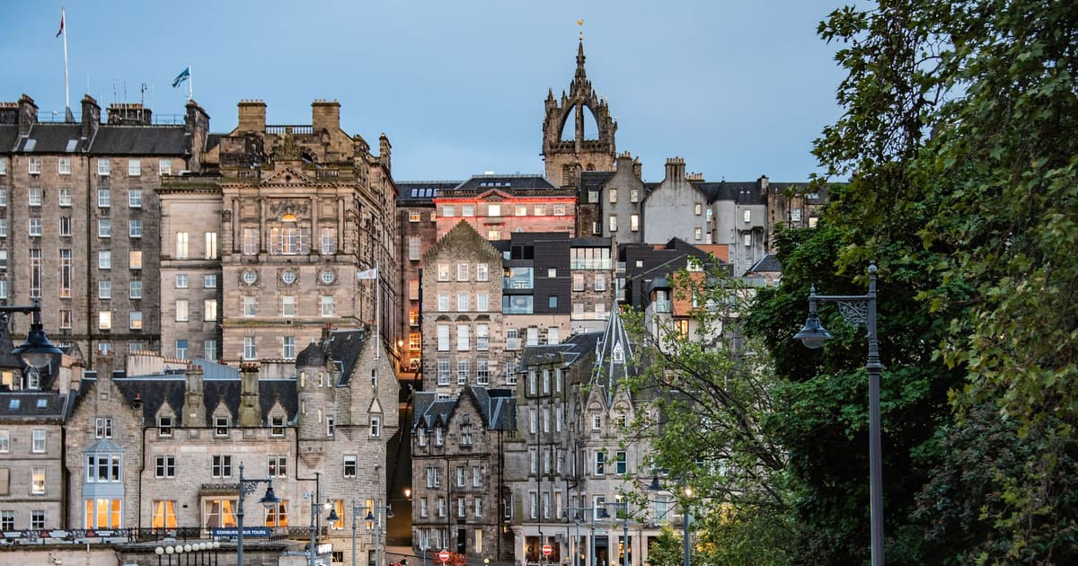 Edinburgh Closes, Vaults and Ghosts Audio Walking Tour