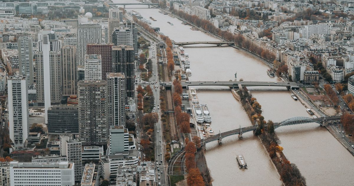 Paris Seine Walk: Self-Guided Tour
