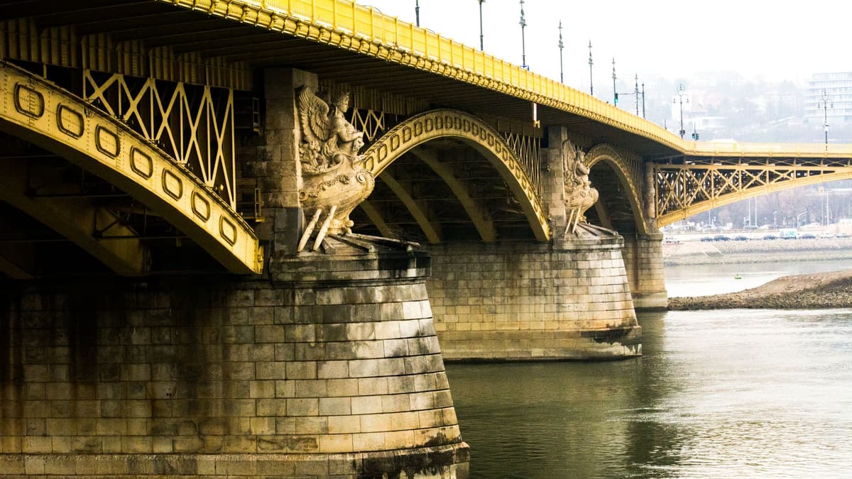 danube promenade budapest