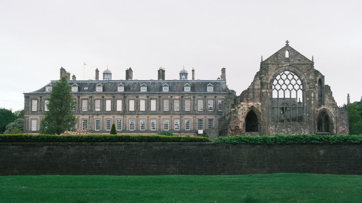 palace of holyroodhouse edinburgh