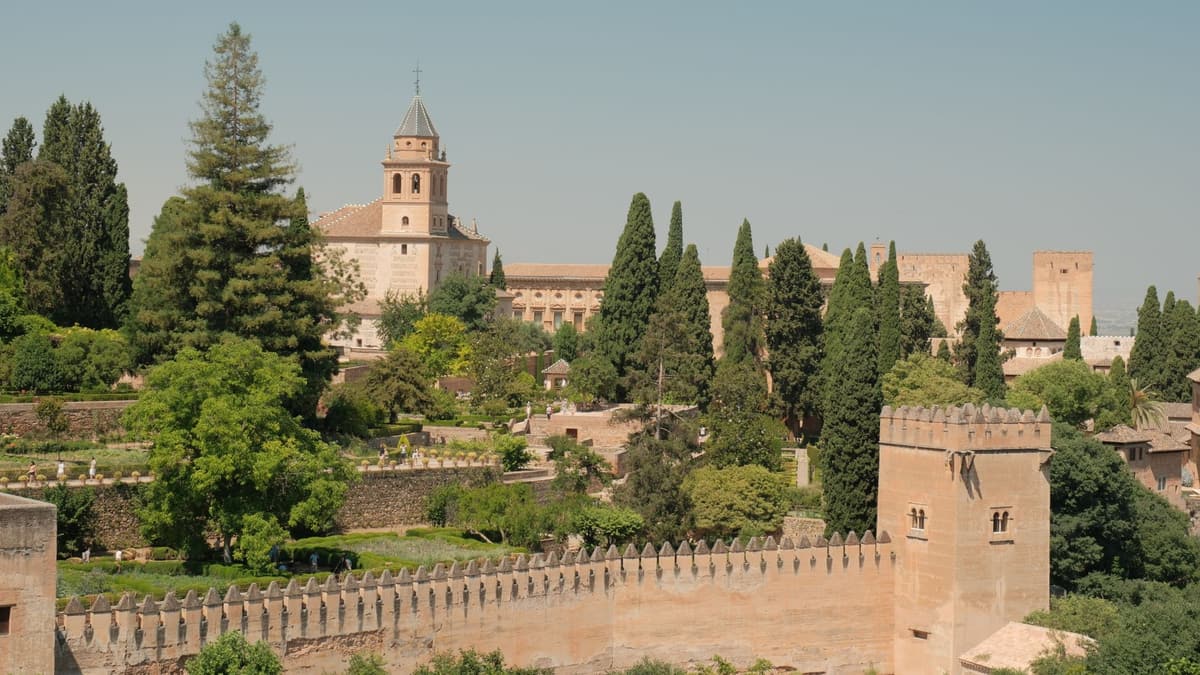 Die Alhambra über ihren Mauern
