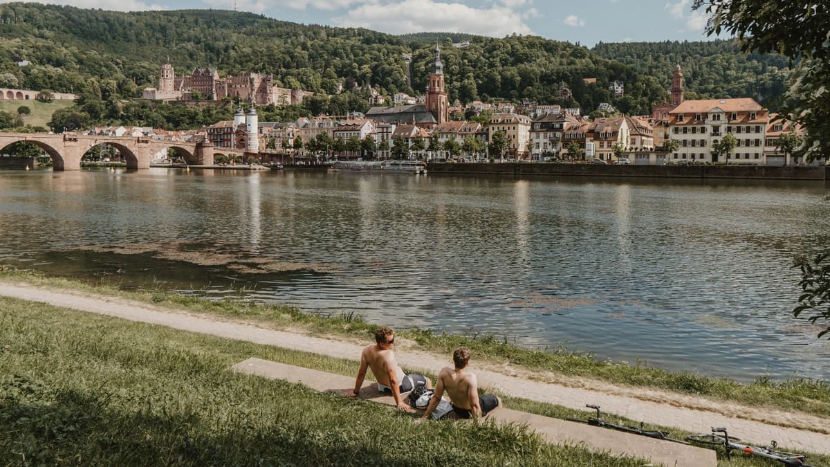 Das Neckarufer unterhalb der Alten Brücke, Heidelberg