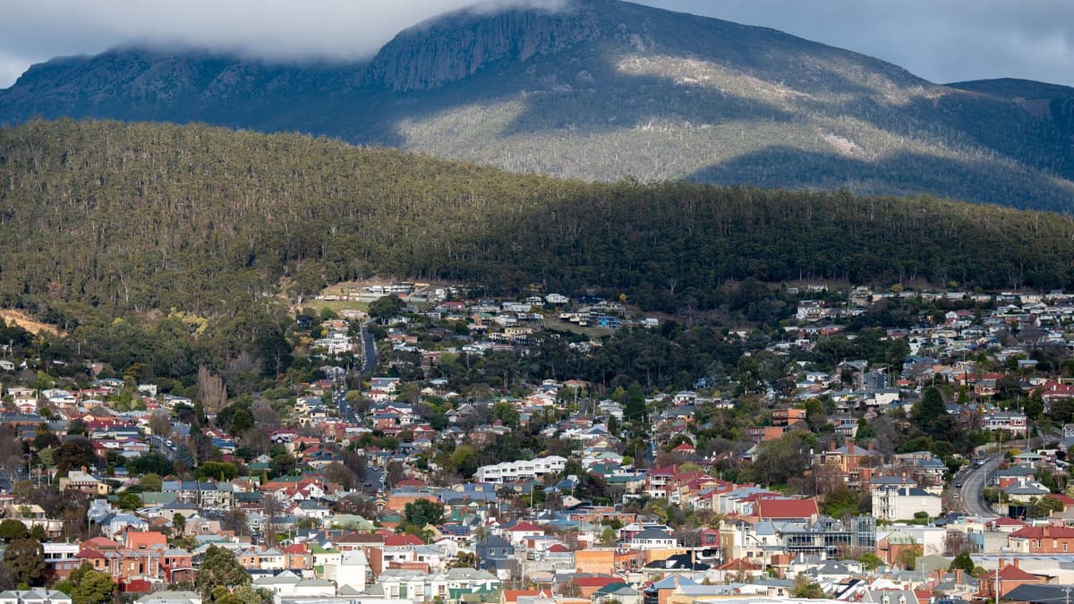 Hobart waterfront kunanyi