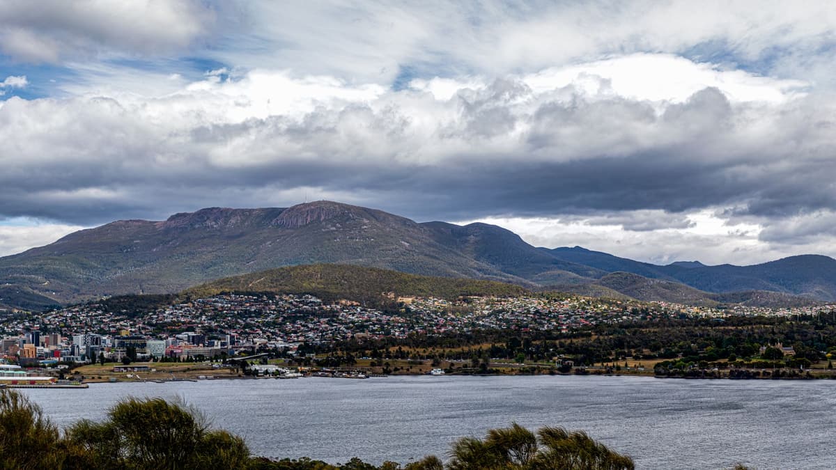 Hobart unterhalb des kunanyi, des Mount Wellington