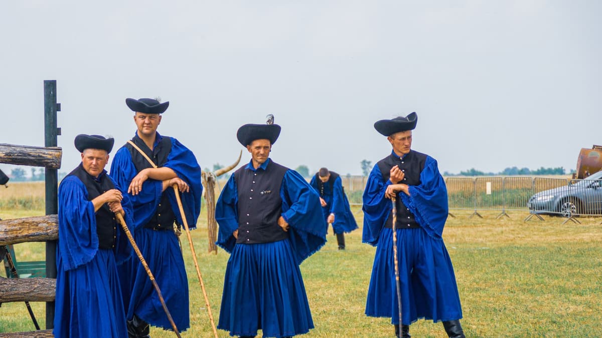 Ungarische Hirten in traditioneller blauer Tracht