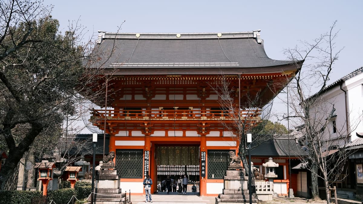 The west gate of Yasaka Shrine, Kyoto
