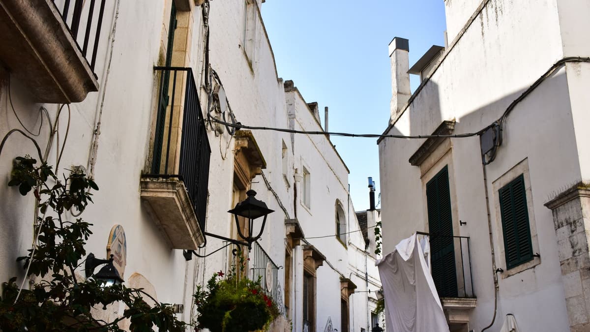 alfama narrow alley laundry