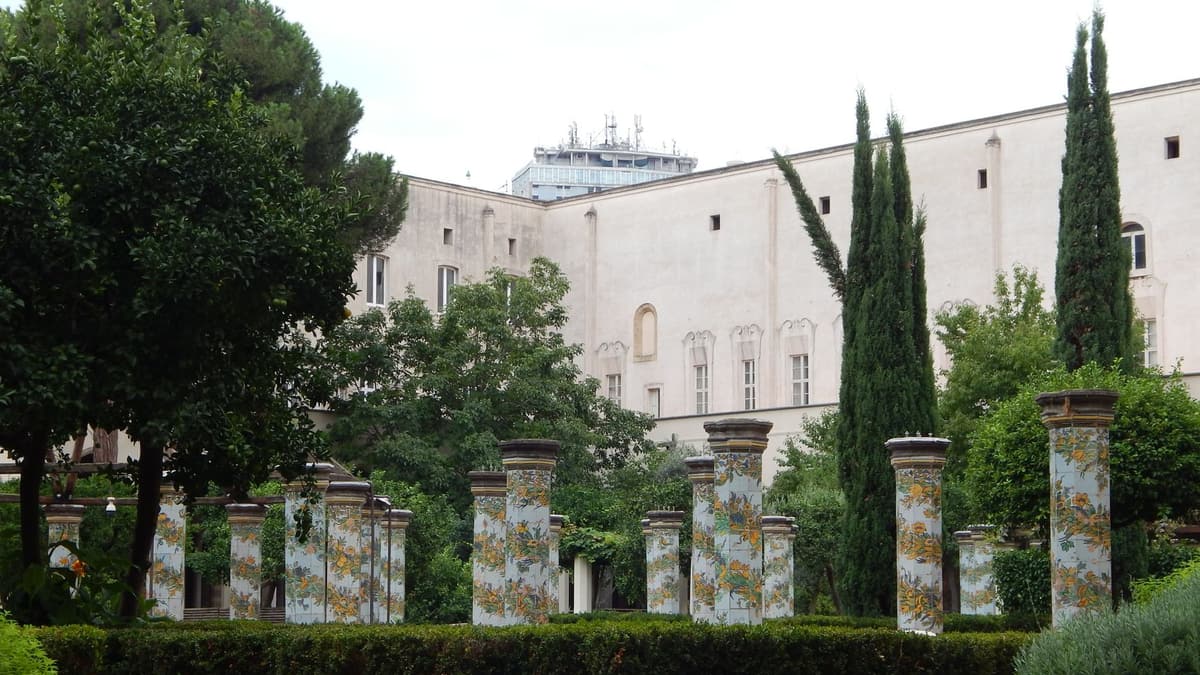 Un jardin de cloître dans le centre historique de Naples
