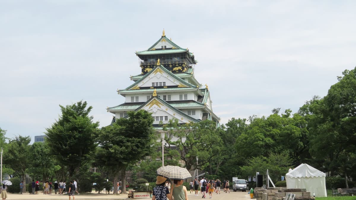 Walking up to Osaka Castle