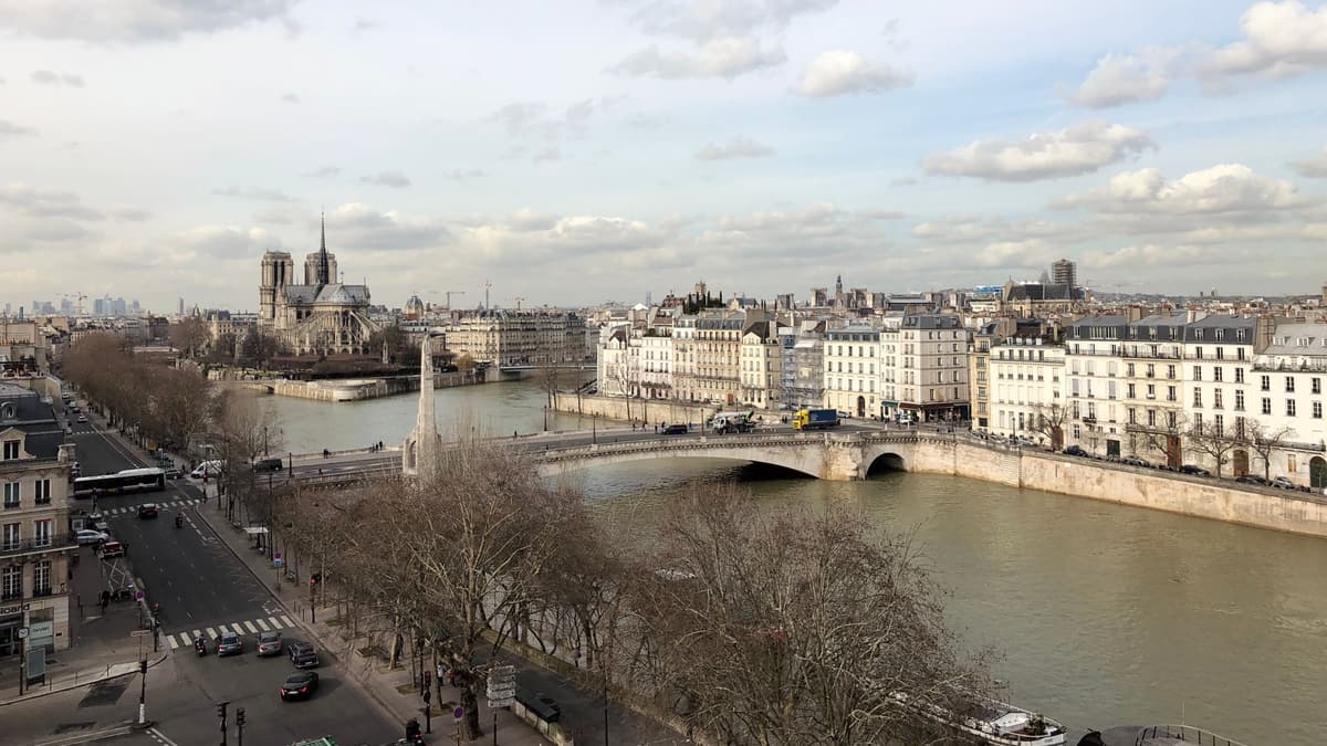 The Pont de la Tournelle and the quays of the Île Saint-Louis, with Notre-Dame behind