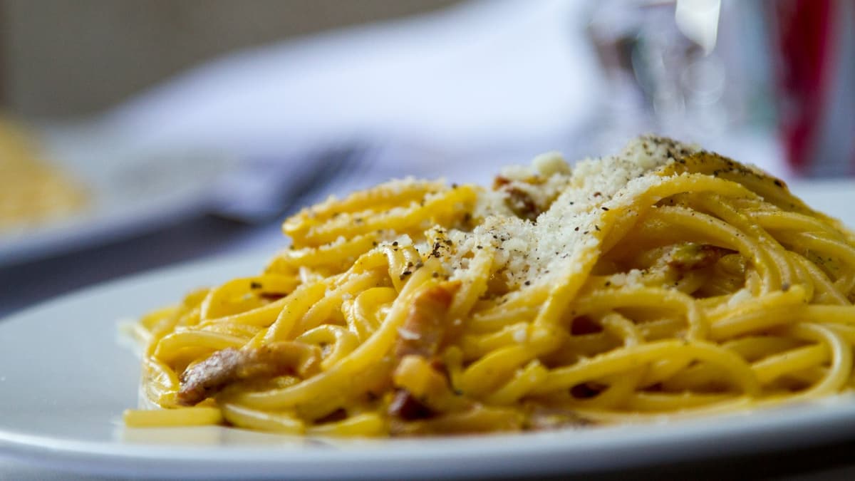 A plate of spaghetti carbonara