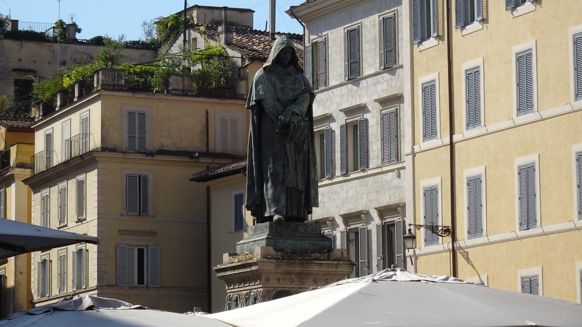 The Giordano Bruno statue above the market in Campo de' Fiori