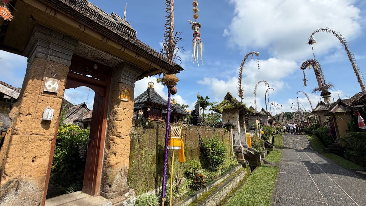 Penjor-Stangen in einem balinesischen Dorf