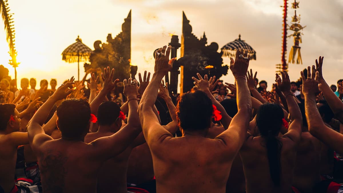 Ein Kecak-Tanz bei Sonnenuntergang, Bali