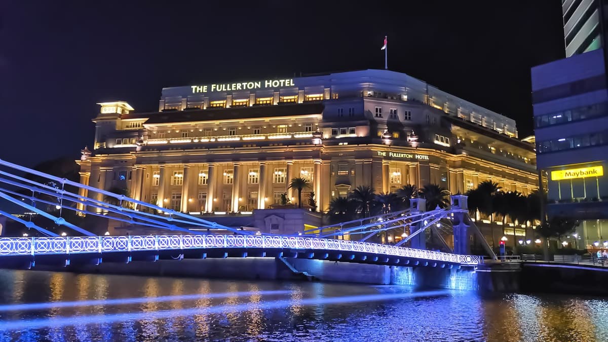 The Fullerton Hotel and Cavenagh Bridge