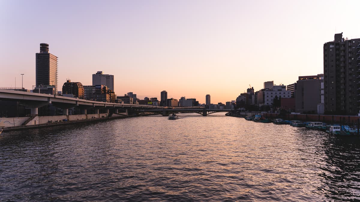 Sumida-Fluss in Asakusa mit dem Skytree