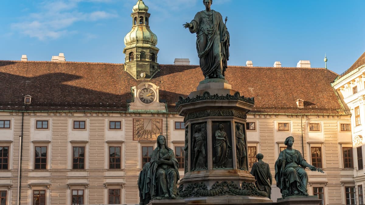 Emperor Franz I monument in the In der Burg courtyard, with the Amalienburg behind