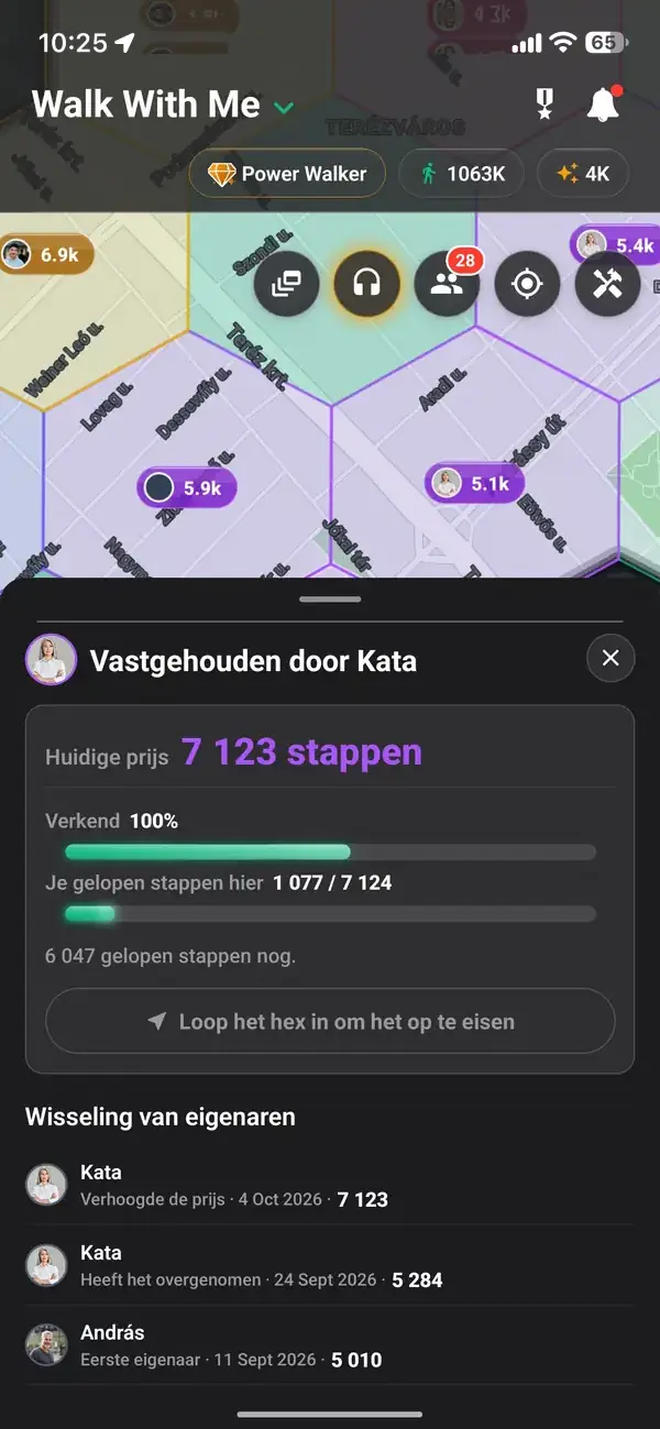 Een vastgehouden zeshoek met zijn prijs en de verzamelde stappen van elke wandelaar
