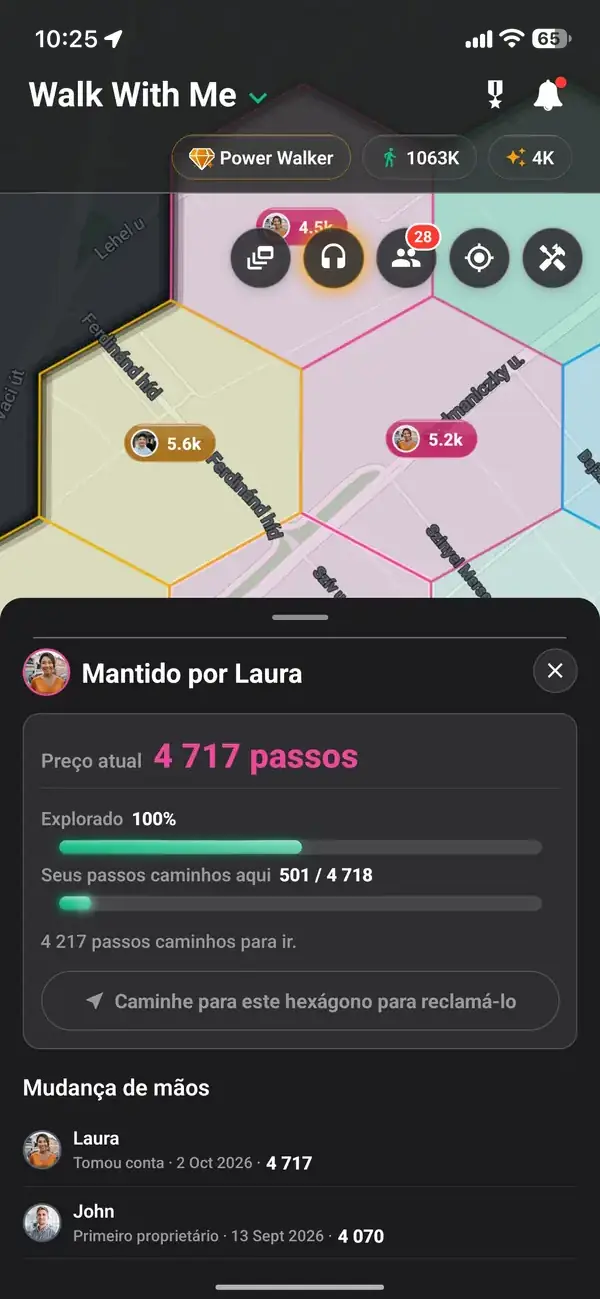 Amigos em uma caminhada compartilhando um hexágono