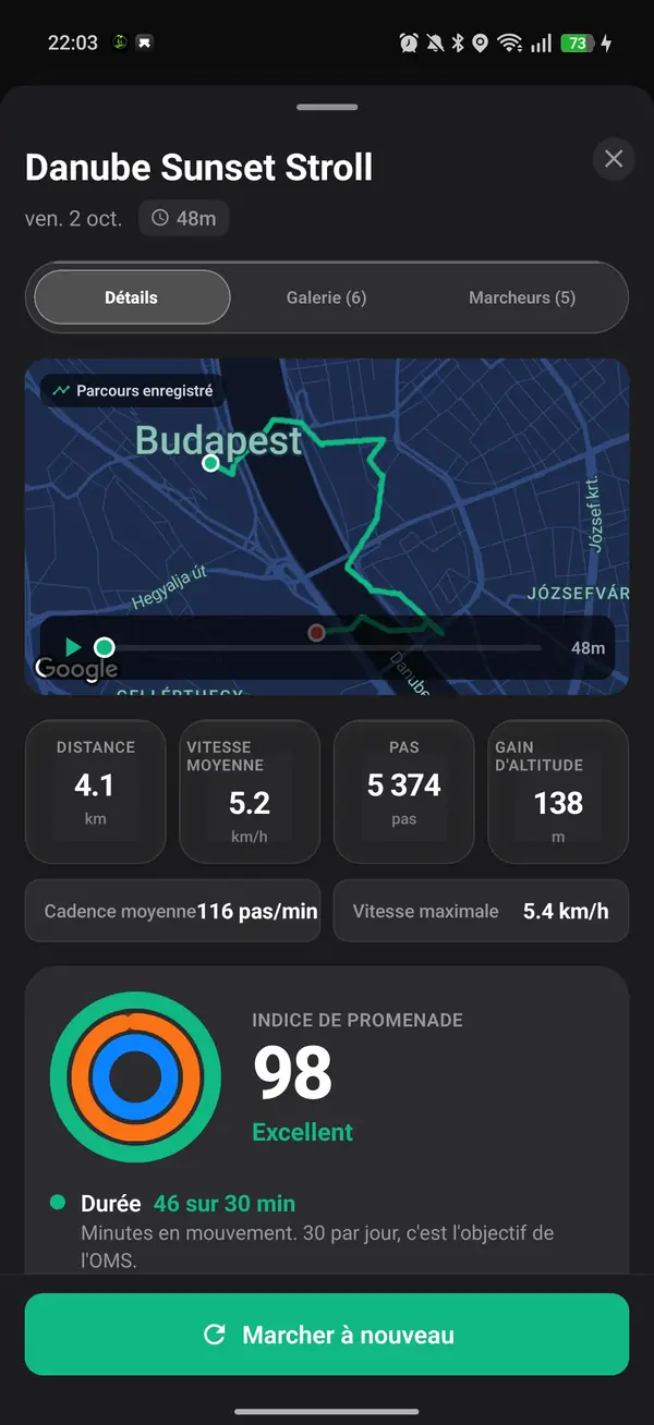 Le suivi en direct de Walk With Me affichant le rythme, la distance et les calories