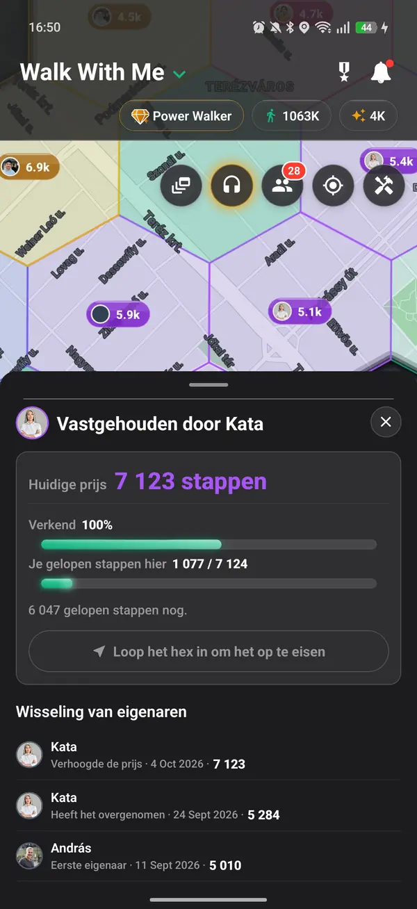 Een vastgehouden zeshoek met zijn prijs en de verzamelde stappen van elke wandelaar